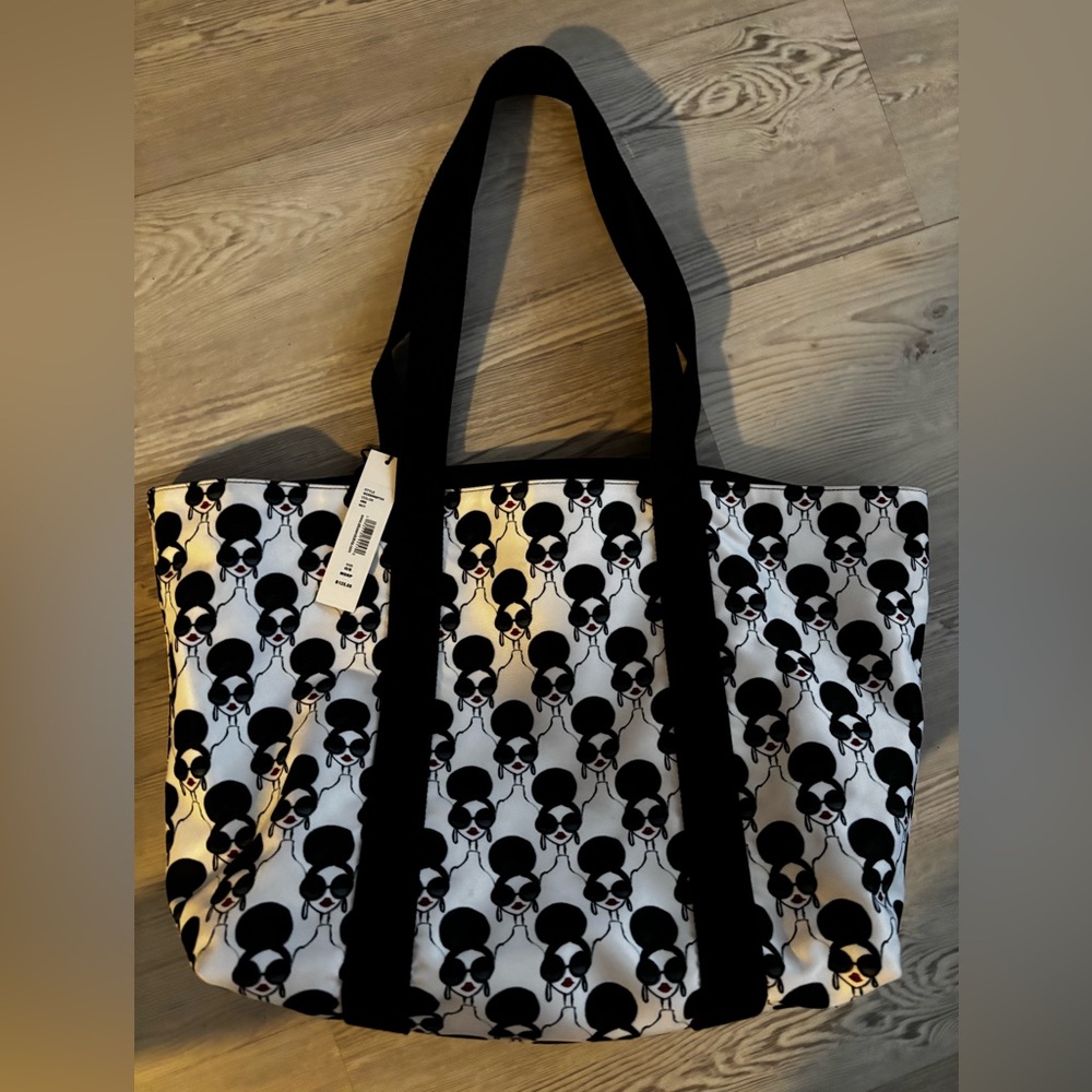 Alice + Olivia
Canvas Pattern Tote w/ Tags
RARE AND CANNOT BE PURCHASED ANYMORE